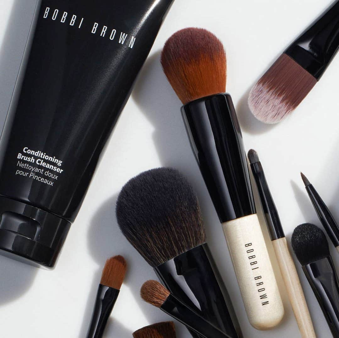 ボビイブラウンさんのインスタグラム写真 - (ボビイブラウンInstagram)「Take care of your brushes by regularly cleaning your makeup tools. - #BBPROTIP: Bathe brushes more often when using creamy formulas vs. powders. Ideally once a week. -  #bobbibrown #springcleaningtips #springcleaning #makeupbrushcleaning #makeupbrushcleaner」3月15日 4時34分 - bobbibrown