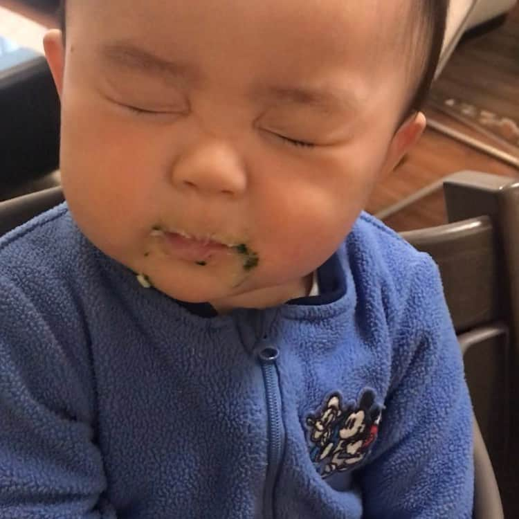 湯浅洋のインスタグラム：「う〜ん　旨い😋 #孫 #grandson」