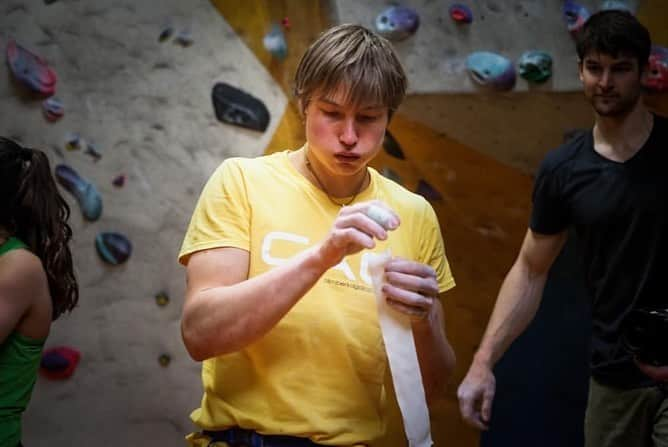 アレックス・メゴスさんのインスタグラム写真 - (アレックス・メゴスInstagram)「It is great competing at the CWIF again after not being able to participate the past two years due to injuries. As always the qualification was a lot about shuffling around corners and standing on slabs. 😉💪🏼 Grateful for some good boulders and great times with lots of psyched people!  Let's see how it will feel like to climb in a semifinal without spectators tomorrow. I bet it'll be nice and quiet 😁  @patagonia_climb @redbullgermany @goretexeu @tenayaclimbing @cafekraft_nuernberg @dmm_wales @sterlingrope @frictionlabs @fazabrushes #stylefirst #carrotsforpower  Pic @bandofbirds」3月15日 4時42分 - alexandermegos