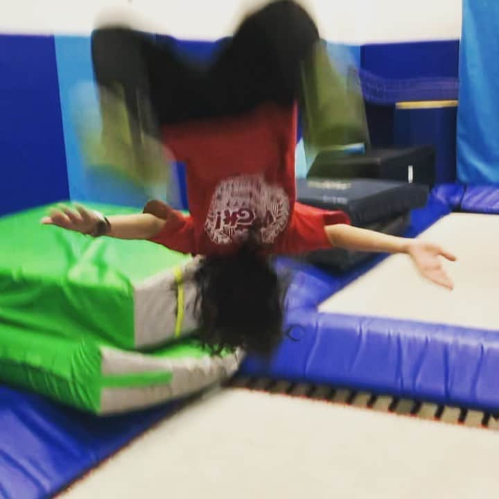 のインスタグラム：「🐯NINJA  #trampoline #snowboarder @mammothtrampolineclub 🙏 Thank you for always coaching me. @brandonftyler」