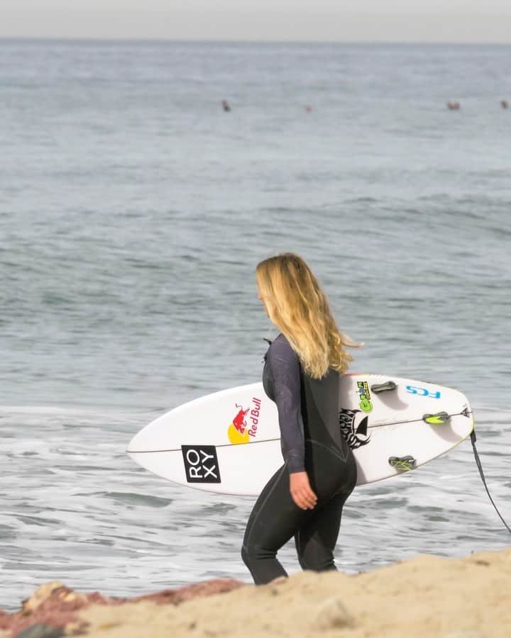 キャロライン・マークスのインスタグラム：「Board testing 😊@mayhemsurfboards_mattbiolos 🎥 @noahjm22」