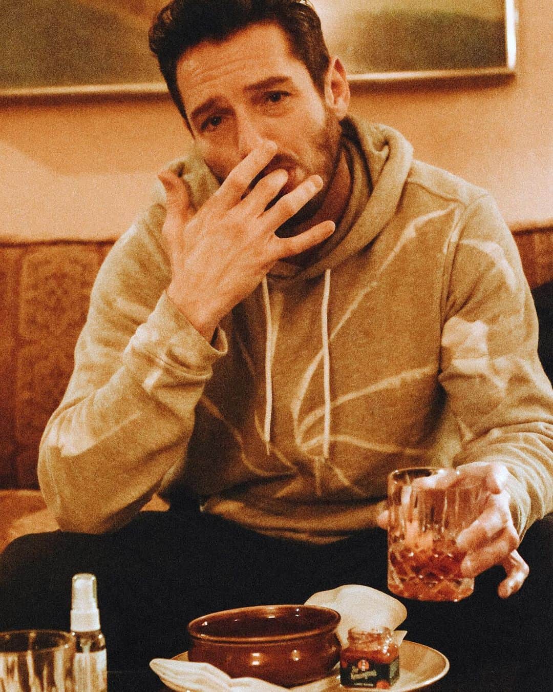 イアン・ボーエンのインスタグラム：「Self quarantining but it seems I may have now contracted Negroni-Virus. * Am combating with large clear ice cubes and Italian food. * Cheers * 📸 @jenna_berman」