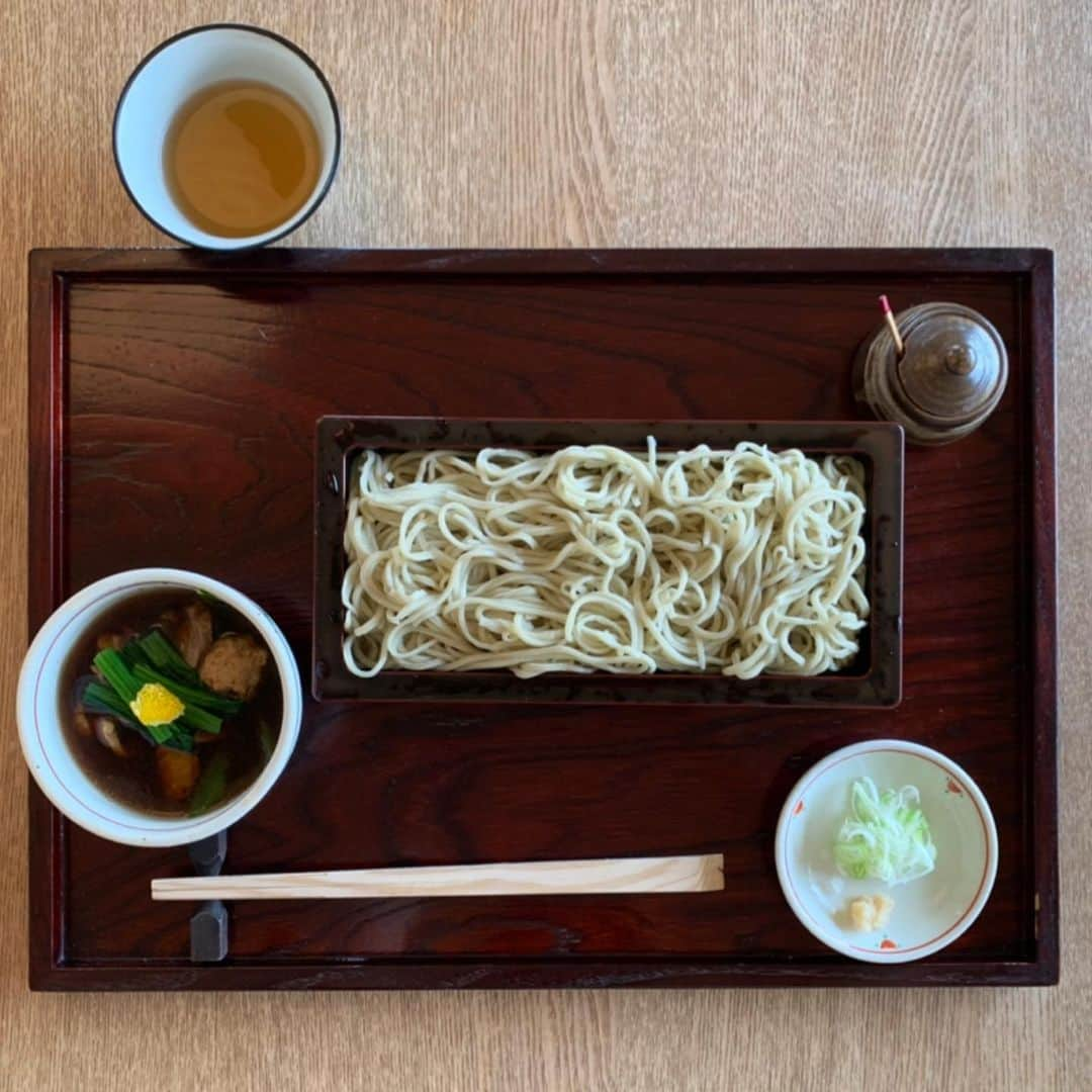 Sayaka.Mさんのインスタグラム写真 - (Sayaka.MInstagram)「. #soba #kamoseiro . Soba is a traditional kind of Japanese noodle. Chilled Soba Noodles with Chicken Dipping Sauce . . 蕎麦の記録 #伊達市 にある、#伊達翁 . 伊達市弄月町にある有名そば店で、そば界のスーパースター#高橋邦弘 氏が率いる#翁達磨グループ の店舗で、#竹中広文 氏が2000年に独立開業✨ ミシュランガイド北海道2012特別版と北海道2017特別版で一つ星を獲得したお店として知られています。 . 日本のそば生産量の約40％を担っている北海道😌💗 幌加内・深川・音威子府が生産地トップ3、特に幌加内は生産量と作付面積ともに日本一です。 . . 子連れで奥の掘りごたつの部屋に かなり広い掘りごたつの為、混雑時は相席になる事も . #鴨せいろ 1400円 ベルギー産の🇧🇪柔らかい鴨が美味しい〜 お出汁も💕 . 御馳走様でした 本日youtubeに長編動画後ほど . 伊達 翁 0142-21-2311 #北海道 伊達市弄月町239-3  https://tabelog.com/hokkaido/A0108/A010801/1003486/ . =============== 私の食べ歩きの記録は Gourmet food information 제 외식기록 ↓↓↓ #sayaka動画 =============== . #蕎麦 #蕎麦スタグラム #蕎麦好き #蕎麦屋巡り #蕎麦好きな人と繋がりたい #蕎麦屋 #麺スタグラム #麺スタグラマー #麺スタグラム_japan #sobanoodles #japanesefood #北海道観光応援隊 #北海道観光 #ミシュラン一つ星 #そば #お蕎麦 #お蕎麦大好き #北海道食べ歩き #北海道グルメ #北海道ママ」3月15日 6時01分 - insta.sayaka