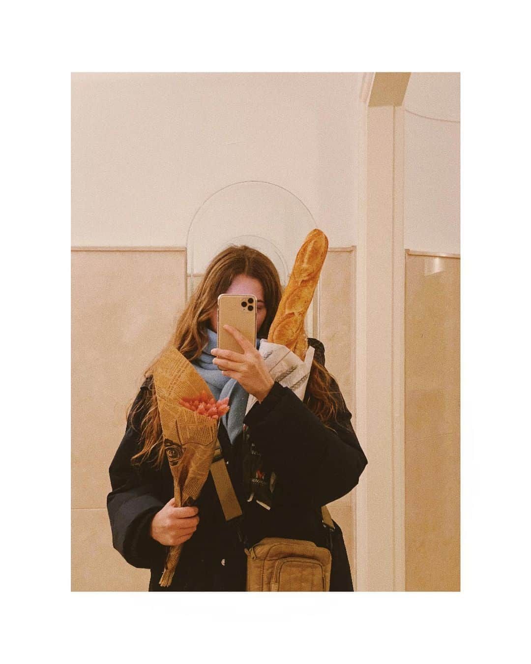 Lyloutteのインスタグラム：「~ 🙋🏼‍♀️🌸🥖 14 mars 2020 { #selfiemirror」