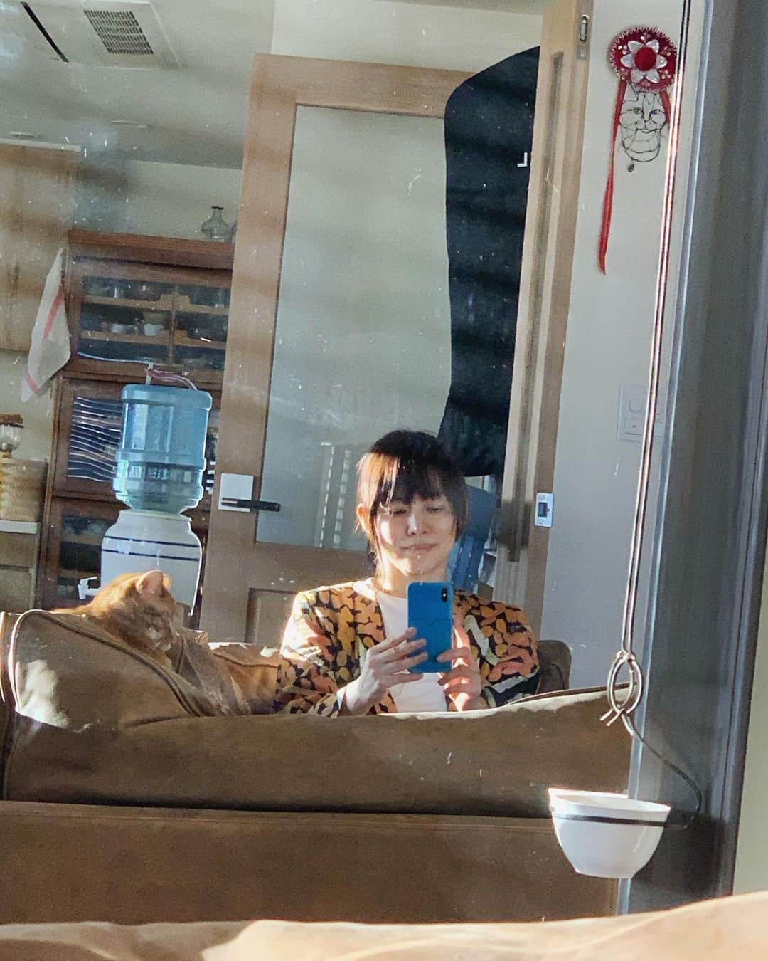 石田ゆり子さんのインスタグラム写真 - (石田ゆり子Instagram)「鏡越しのわたしとハニオ お日様が眩しい。 おはようございます。」3月15日 6時53分 - yuriyuri1003