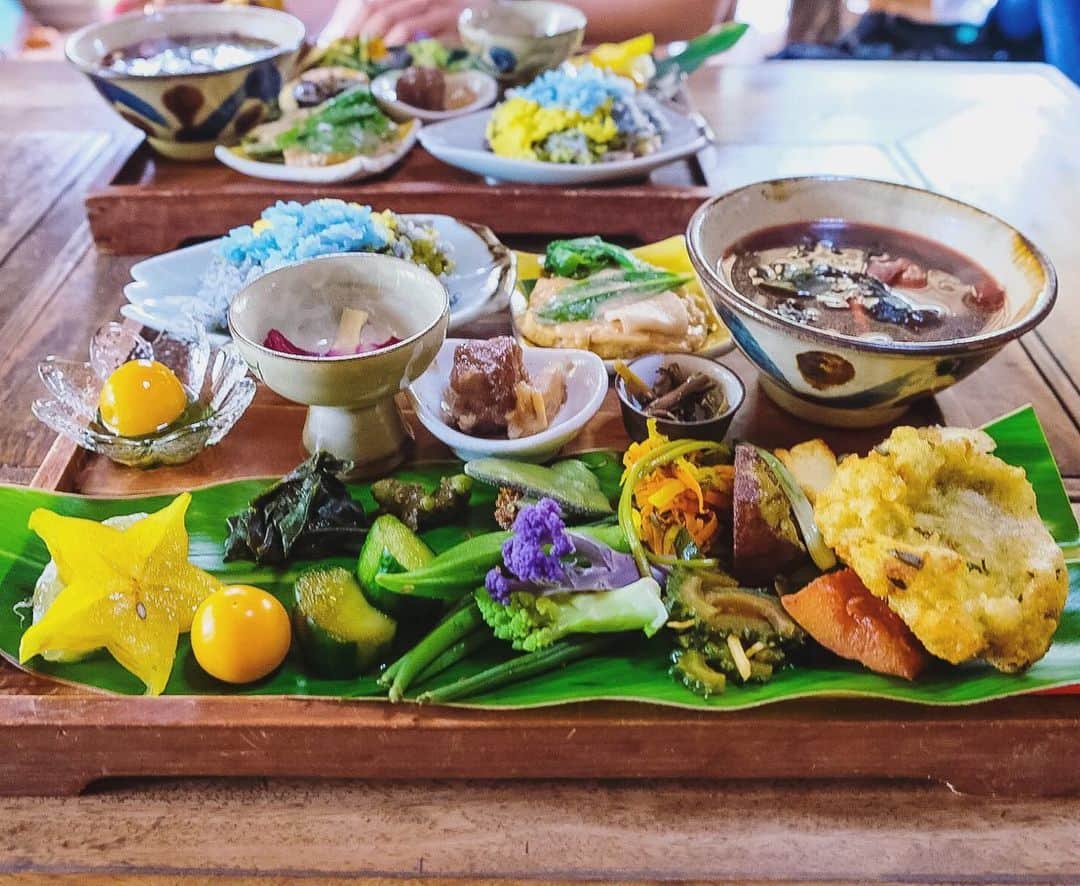 大下瞳美さんのインスタグラム写真 - (大下瞳美Instagram)「vegan lunch"がらまんじゃく"  今回の沖縄の目的は "vegan fest"のはずがこの状況で、開催中止。  ということで、沖縄はveganの方も多い県であらゆる場所にveganのお食事を提供してくださるお店がたくさんあります。  その中でも、  沖縄の日本の食養生の代表格 "がらまんじゃく"さんで、今日は食事。  こちらは予約が必要なお店で食事の提供までに40分程度かかります。  食事の提供に時間がかかるのは食せばわかります。  こんなに時間をかけて食事をしたのはいつ以来だろうと思うくらいゆっくり食事ができました。  こちらの食事はおいしーとバクバク食べちゃうというよりも、 一つ一つの食の大切さを実感し食から咀嚼する事を学びます。  大切に食事を育んでくださる方の息吹が感じられるくらい一つ一つの食べ物の役割をお口の中で感じることができて帰る頃にはカラダ全身が軽く呼吸が全身を満たしている感覚がカラダに行き渡っていました。  食物一つ一つのパワーをフルに感じることが出来て導かれるようにここへ来てよかったなー。と思えた日でした。  料理人の役割とは食物を最大限に生かしもう一度食物に呼吸をさせ人に生きている実感を持たせる魔法使いのような方なのだなぁ。と勝手に思った🤭✨ . . #沖縄旅行 #沖縄料理#沖縄郷土料理#食養生#vegan#veganfood #veganokinawa #veg #okinawalife #okinawacafe  #yogateacher #yogalife」3月15日 6時58分 - hitomiooshita