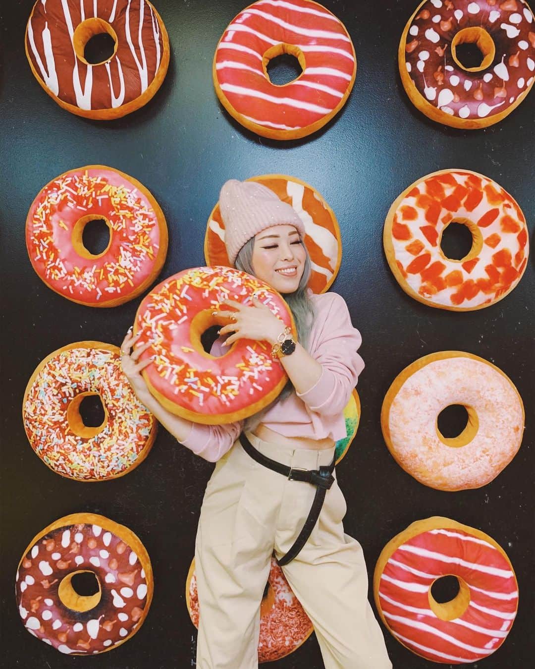 AikA♡ • 愛香 | JP Blogger • ブロガーさんのインスタグラム写真 - (AikA♡ • 愛香 | JP Blogger • ブロガーInstagram)「Happy W🍩🍩kend!! 😆 Sending you all the love and positivity today! Let’s all take a breath 💕 Stay calm 😌 Don’t spread panic & negativity because they are contagious! Spread the love, kindness and compassion babies!!!! ❤️🧡💛💚💙💜🖤🤍🤎 ( and I am sending you all my virtual HUGS! 🤗 ) ﻿ ﻿ Go watch my stories to see my silly yay-we-got-food dance 💃🕺 last night if you want a lil giggles and smile! Hehe ﻿ -﻿ #spreadpositivevibes #happyweekends #eatdonuts #smileiscontagious #happyvibes #livecolorfully #seattleselfiemuseum #drmartensstyle」3月15日 6時59分 - aikaslovecloset