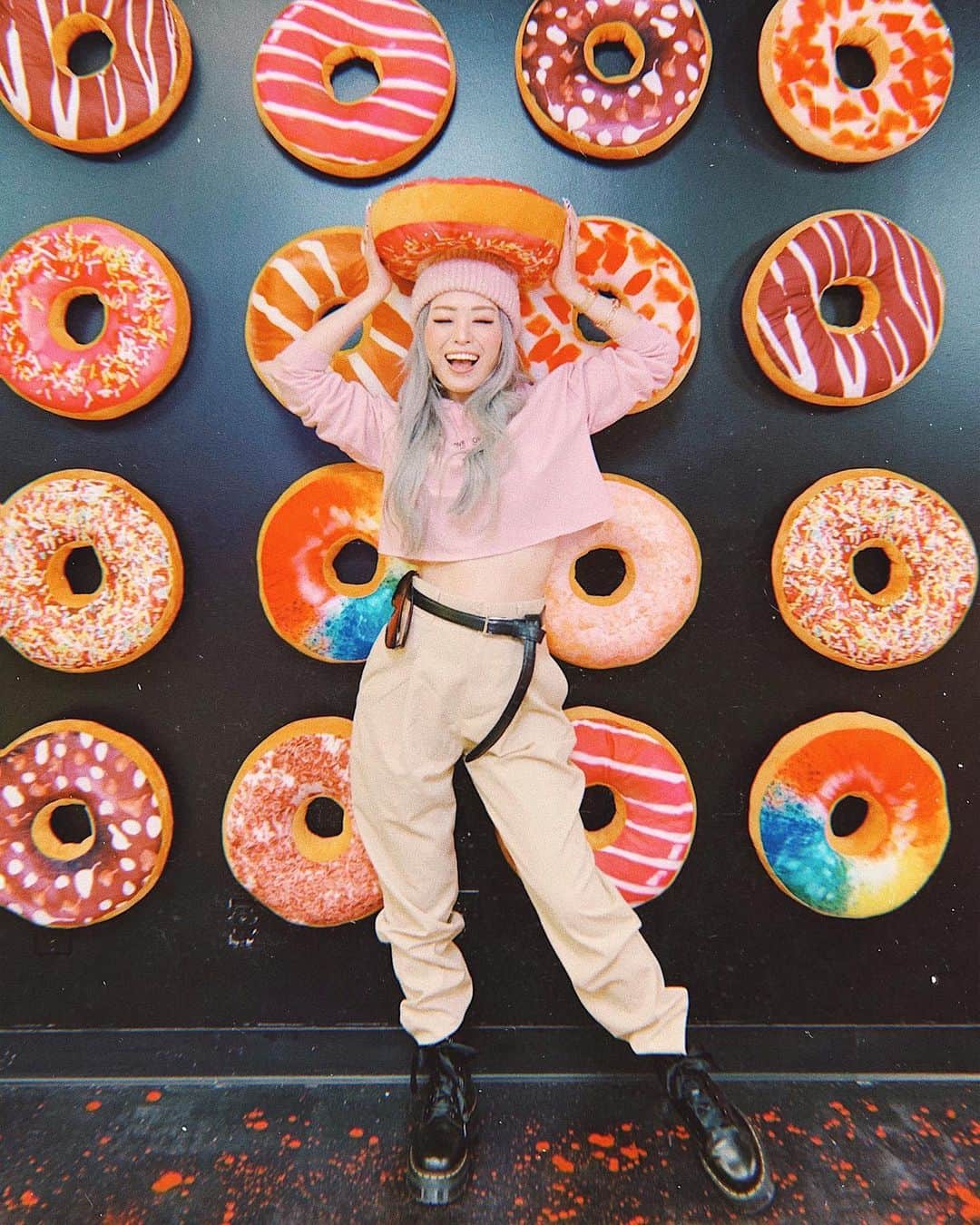 AikA♡ • 愛香 | JP Blogger • ブロガーのインスタグラム：「Happy W🍩🍩kend!! 😆 Sending you all the love and positivity today! Let’s all take a breath 💕 Stay calm 😌 Don’t spread panic & negativity because they are contagious! Spread the love, kindness and compassion babies!!!! ❤️🧡💛💚💙💜🖤🤍🤎 ( and I am sending you all my virtual HUGS! 🤗 ) ﻿ ﻿ Go watch my stories to see my silly yay-we-got-food dance 💃🕺 last night if you want a lil giggles and smile! Hehe ﻿ -﻿ #spreadpositivevibes #happyweekends #eatdonuts #smileiscontagious #happyvibes #livecolorfully #seattleselfiemuseum #drmartensstyle」