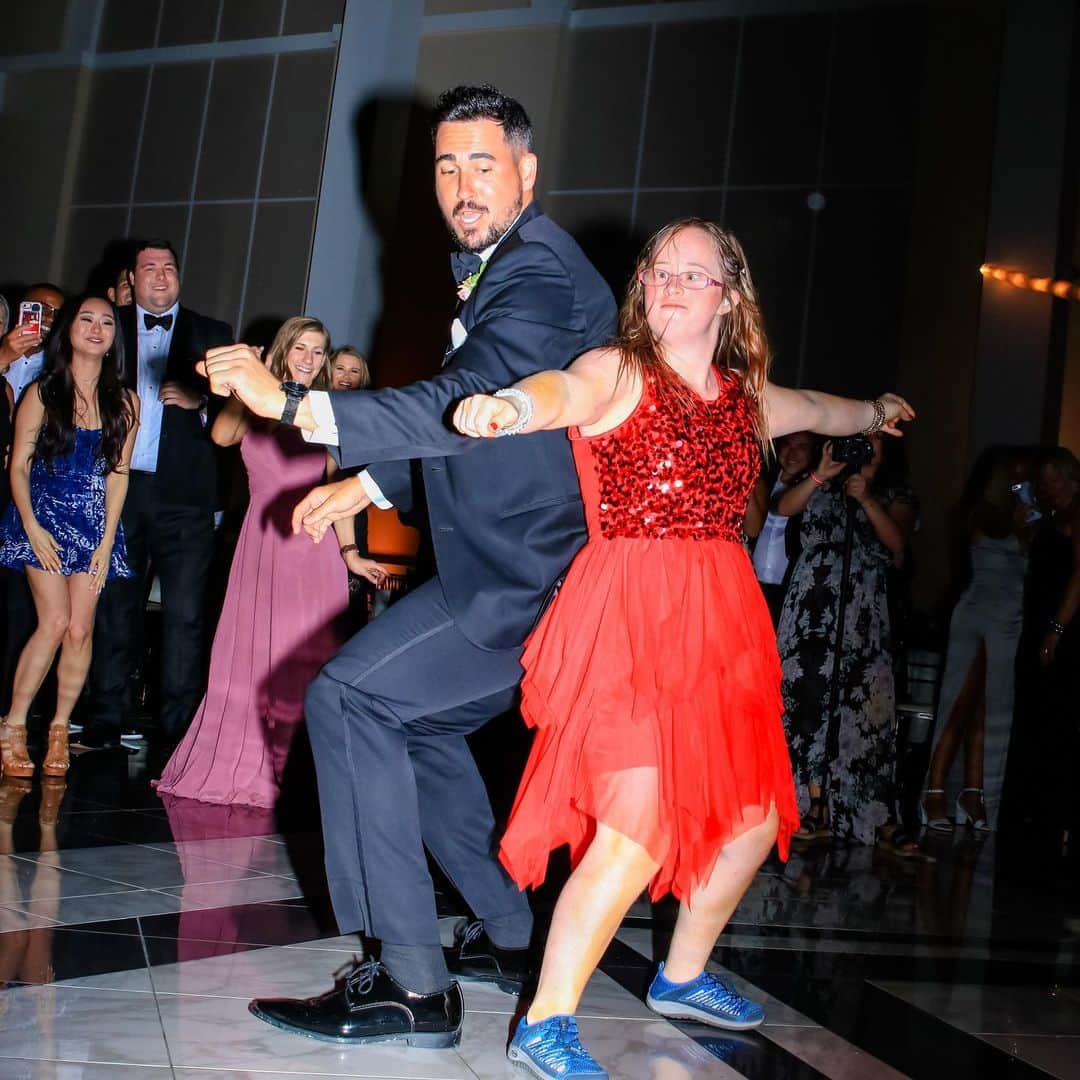 ジョッシュ・マレーさんのインスタグラム写真 - (ジョッシュ・マレーInstagram)「Wasn’t sure I was gonna be able to get back up after this 🙆🏻‍♂️ @hannahb589 was tearing the dance floor up while I was tearing my pants.  #wildwoman #girlsgotmoves」3月15日 7時03分 - joshmurray11