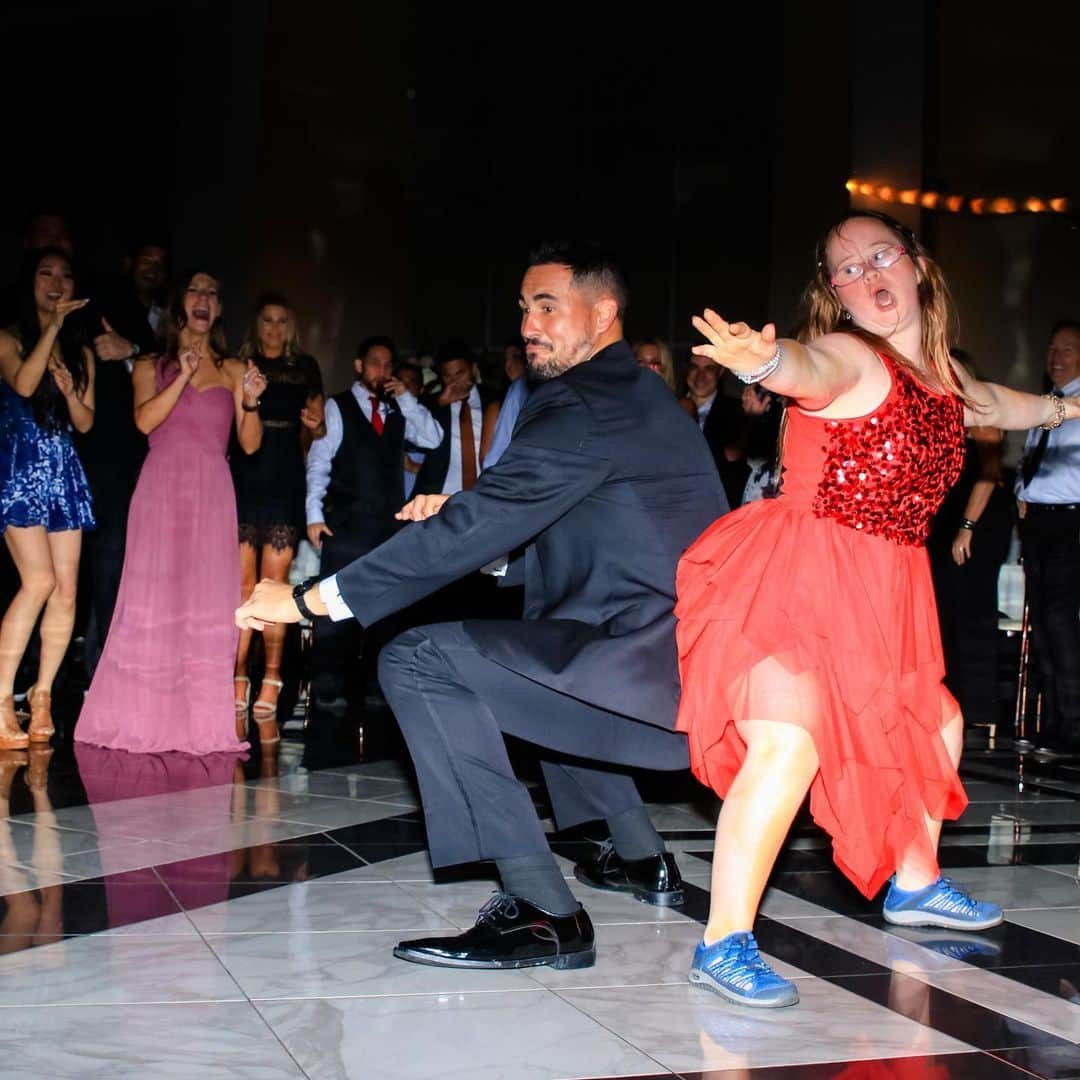 ジョッシュ・マレーさんのインスタグラム写真 - (ジョッシュ・マレーInstagram)「Wasn’t sure I was gonna be able to get back up after this 🙆🏻‍♂️ @hannahb589 was tearing the dance floor up while I was tearing my pants.  #wildwoman #girlsgotmoves」3月15日 7時03分 - joshmurray11