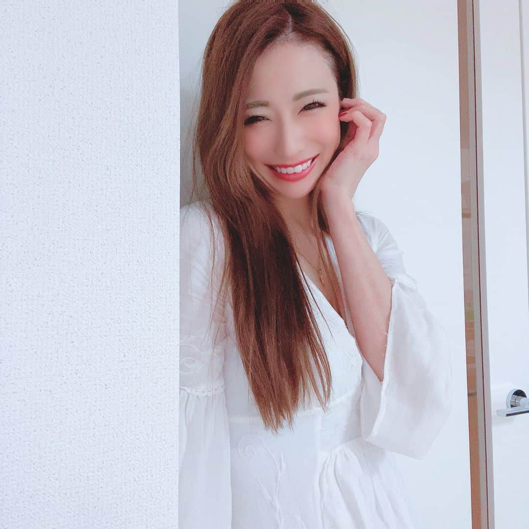 華沢友里奈さんのインスタグラム写真 - (華沢友里奈Instagram)「30歳になりました🥳❤️❤️ 誕生日と引っ越しが重なり ドタバタなスケジュール😭ww  でも新しい環境新しいスタート ができました\(//∇//)\ 当日は盛大にお祝いしていただき 嬉しいすぎて誕生日そうそう号泣😂w  人としてもちろん完璧な人などいない けど30歳になったのでもっと人として成長していけたらいいなっと思います😭❤️❤️ そして毎日笑って過ごせる 幸せなことだなって思います😭  もっともっと毎日がhappyになりますように（＾∇＾） インスタもサボり気味だったので 新居の家具など揃い次第復活していきます\(//∇//)\❤️ #六本木　#キャバ嬢　#美人茶屋離宮 #followｍe」3月15日 7時04分 - hanazawayurina