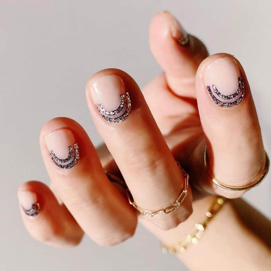 Soniaさんのインスタグラム写真 - (SoniaInstagram)「Short nailspo via @thehangedit✨ decorated cuticles are chic at any length💅🏼 👇🏼 Tag your favorite nail artists, I’d love to find new people to check out🤗 #badgirlfeatures」3月15日 7時05分 - badgirlnails