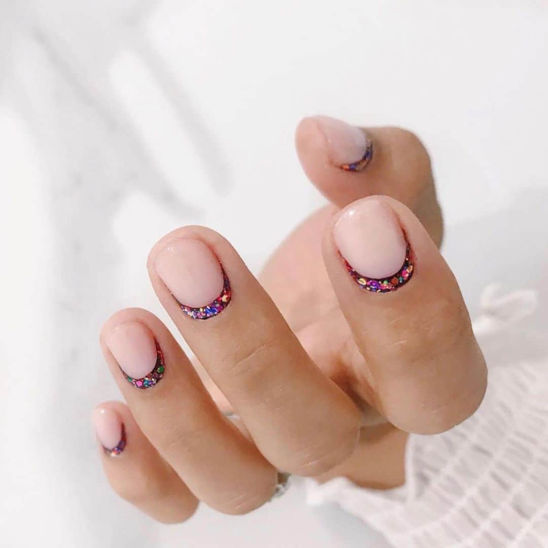 Soniaさんのインスタグラム写真 - (SoniaInstagram)「Short nailspo via @thehangedit✨ decorated cuticles are chic at any length💅🏼 👇🏼 Tag your favorite nail artists, I’d love to find new people to check out🤗 #badgirlfeatures」3月15日 7時05分 - badgirlnails