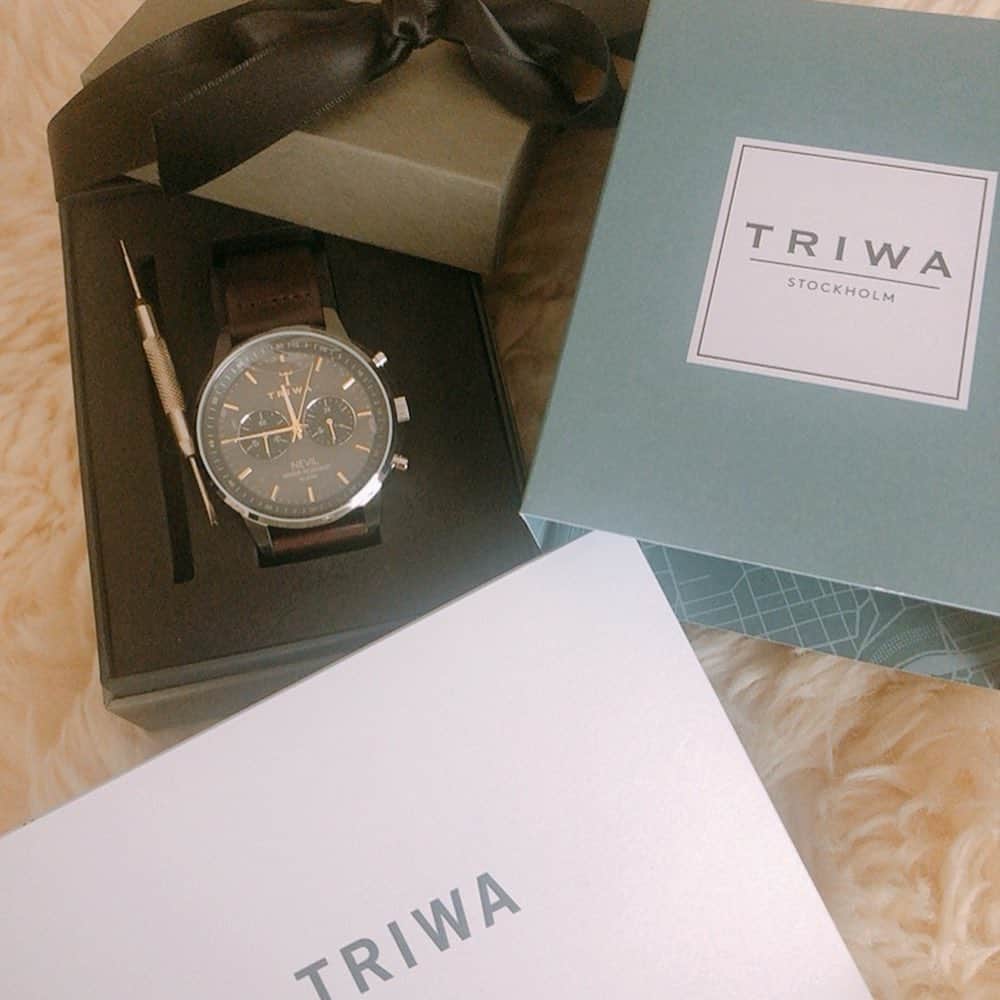 マキさんのインスタグラム写真 - (マキInstagram)「おはようございます☀ 晴れて気持ちが良い日曜日ですね😊 . 先日自分へのご褒美に届いたばかりの @triwaasia  #トリワのメンズ使用の腕時計 .  女性らしい腕時計も好きだけど カジュアルラインが好きでデニムや白シャツが好きだかは、メンズサイズの大きいのを付けるのも大好き❤ . 私が選んだのは SMOKY NEVIL 一番人気だよ！ この洗練されたフェイスデザインと フェイクレザーベルトがすごく柔らかくて腕にフィットしてくれて、 心地良いの😊 . 今日はメンズ白シャツにデニムに白スニーカーにメンズウォッチ‼️ 一番好きなコーデだなあ😊 . 今日も笑顔で素敵な一日を😊 . いつもいいね👍コメント📝 ありがとうございます❤️ . 返信前にpostごめんなさい🙏 . . #triwa#トリワ#腕時計#メンズウォッチ#手元倶楽部#手首#腕時計好きな人と繋がりたい #男性向けプレゼント  #トリワコーデ#メンズ白シャツ #triwashoptokyo #smojynevil#北欧デザイン#洗練されたフェイス#一番人気#お洒落は手元から #プレゼント#ご褒美#笑顔#感謝#ありがとう」3月15日 7時41分 - maki_s0205