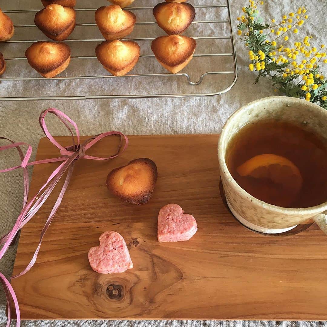 ecruのインスタグラム：「2020/03/15 (sun) 一昨日のお茶時間❤︎ ホワイトデーに息子が作ったクッキーを、お裾分けしてもらいました。 美味しかった❤︎ ・ 風が強くて寒い日曜日の朝。 暖かくしてお過ごください☕️ ・ #ホワイトデー #homemade #マドレーヌ #クッキー #ハート #お茶時間 #うつわ #teatime」