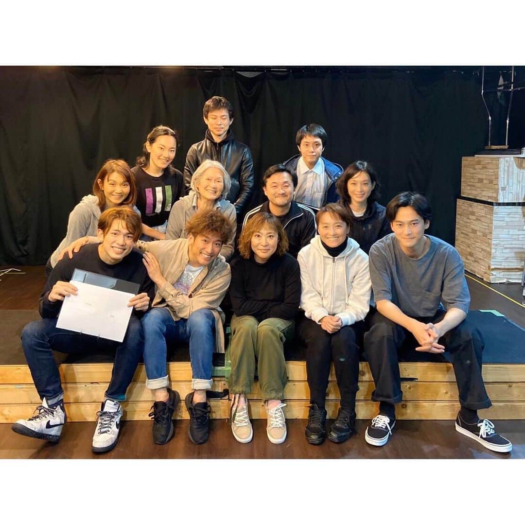 竹中友紀子のインスタグラム：「#出演情報  こんなご時世ですが、今だからこそ伝えたい作品です。 戦後の日本、混乱の中必死に生きた庶民の生き様は状況こそ違いますが、今まさに見えない脅威に不安感じながら生きている私たちに通じるものがあると日々稽古より強く感じています。 なかなかお誘いにくい状況ではありますが、ウィルス対策万全の上お客さまをお迎えいたします。 ぜひともよろしくお願いいたします。  Theatre Polyphonic 第7回公演 「秋元松代の世界」〜朗読劇上演〜 『婚期』『虎の尾』『ことづけ』 ３／１９（木）〜３／２２（日）＠シアター風姿花伝  公演詳細はプロフィールURLをご覧ください。 ご予約はDMにてよろしくお願いいたします。」