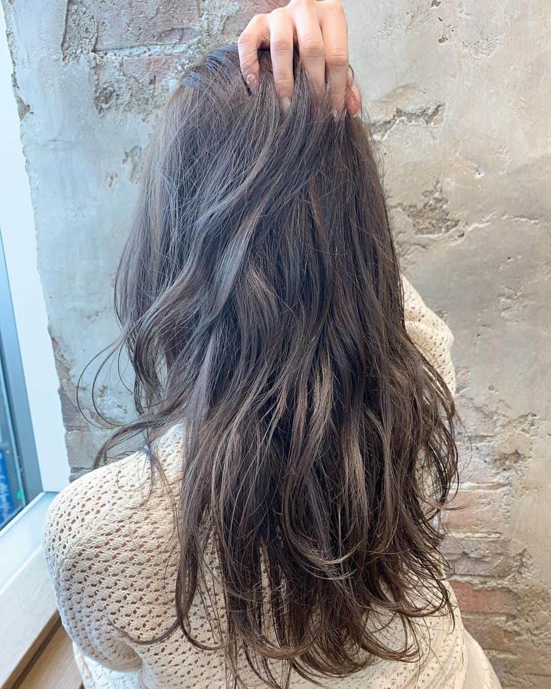 唯可（yuika）さんのインスタグラム写真 - (唯可（yuika）Instagram)「カラーチェンジ💇‍♀️ 2枚目以降が加工前の本当の色味です🧡 いつも通り アフロートルヴアの @miwa0119 さんにお願いしました✨  毎回ニュアンス伝えただけで 理想通りのからーにしてくれるから ここ数年は決まってここでカラーしてる👩‍🦰 カラー迷ってる人は本当におすすめ🧡  #カラーリスト#ヘアカラー#ヘア#ロングヘア#ヘアアレンジ#美容室#美容院#新宿#アフロートルヴア#ヘアメイク#外国人風#サロモ#サロンモデル#美肌#美容垢#アラサー#アラサーメイク#セルフメイク#ブラウンメイク#春カラー#カラコン#リップ#アイシャドウ」3月15日 18時40分 - yu.i.k.a