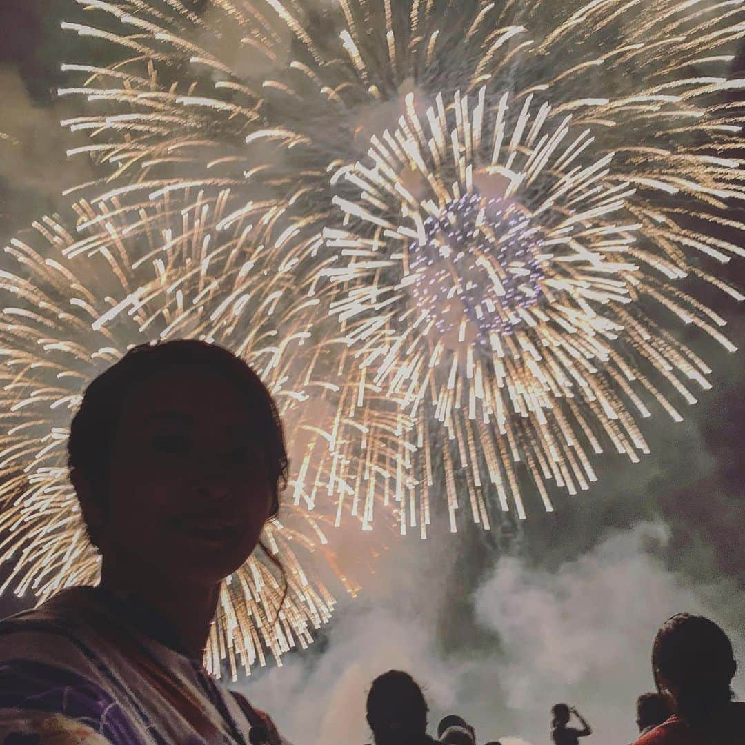 大桃美代子さんのインスタグラム写真 - (大桃美代子Instagram)「Nagaoka fireworks are the best in the world🇬🇧 나가오카 불꽃 놀이는 세계🇰🇷 长冈烟花是世界上最好的🇨🇳 番組で紹介した、長岡花火🎇は世界一だなと思う。  一生に一度はみたい絶景です。  今は我慢の時期ですが、  夏の花火大会には是非。  平和が一番。  #長岡花火#花火大会#花火好きな人と繋がりたい #新潟県#長岡市#niigata #夏の風物詩#クラブツーリズム#タビジョ」3月15日 18時42分 - miyoko_omomo