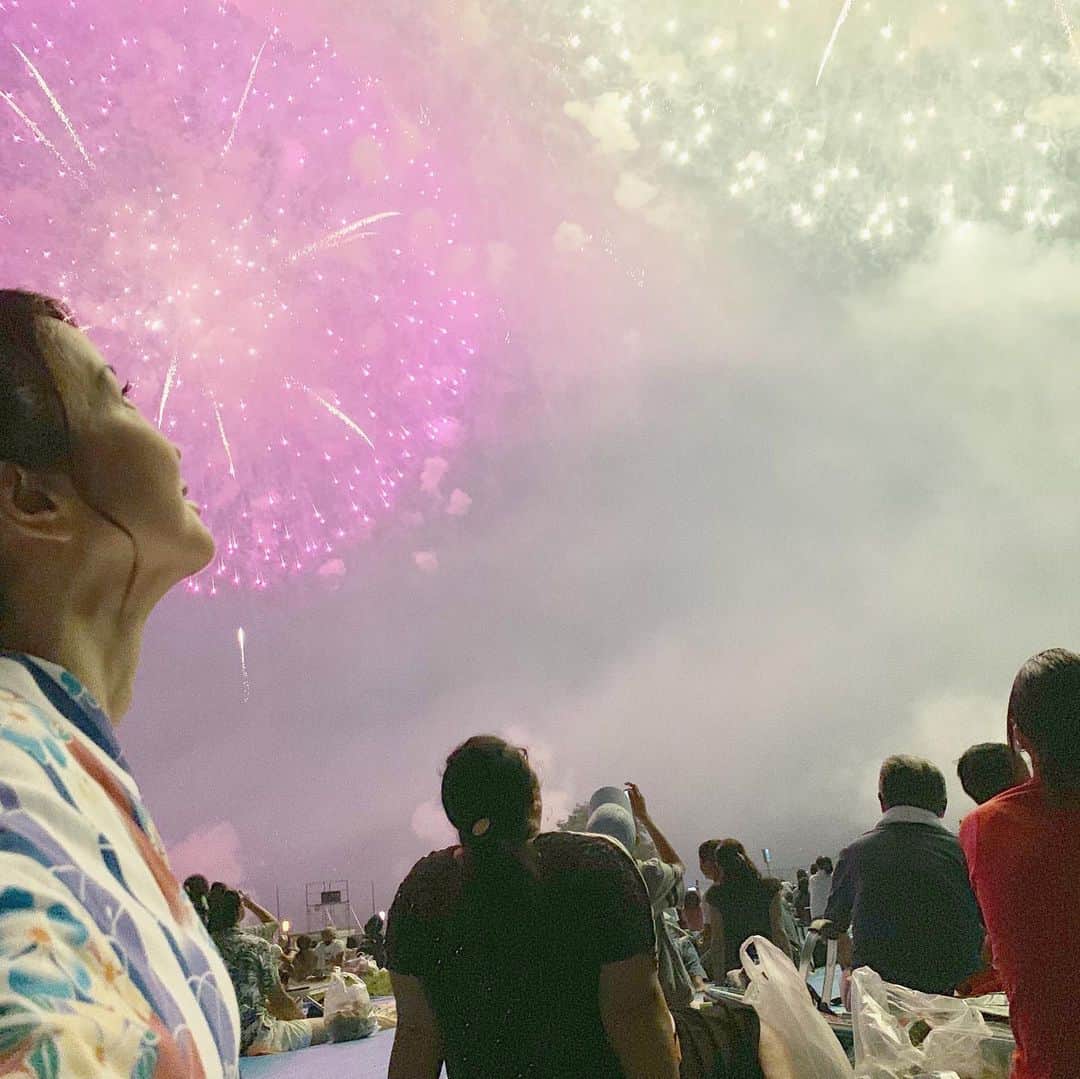 大桃美代子さんのインスタグラム写真 - (大桃美代子Instagram)「Nagaoka fireworks are the best in the world🇬🇧 나가오카 불꽃 놀이는 세계🇰🇷 长冈烟花是世界上最好的🇨🇳 番組で紹介した、長岡花火🎇は世界一だなと思う。  一生に一度はみたい絶景です。  今は我慢の時期ですが、  夏の花火大会には是非。  平和が一番。  #長岡花火#花火大会#花火好きな人と繋がりたい #新潟県#長岡市#niigata #夏の風物詩#クラブツーリズム#タビジョ」3月15日 18時42分 - miyoko_omomo