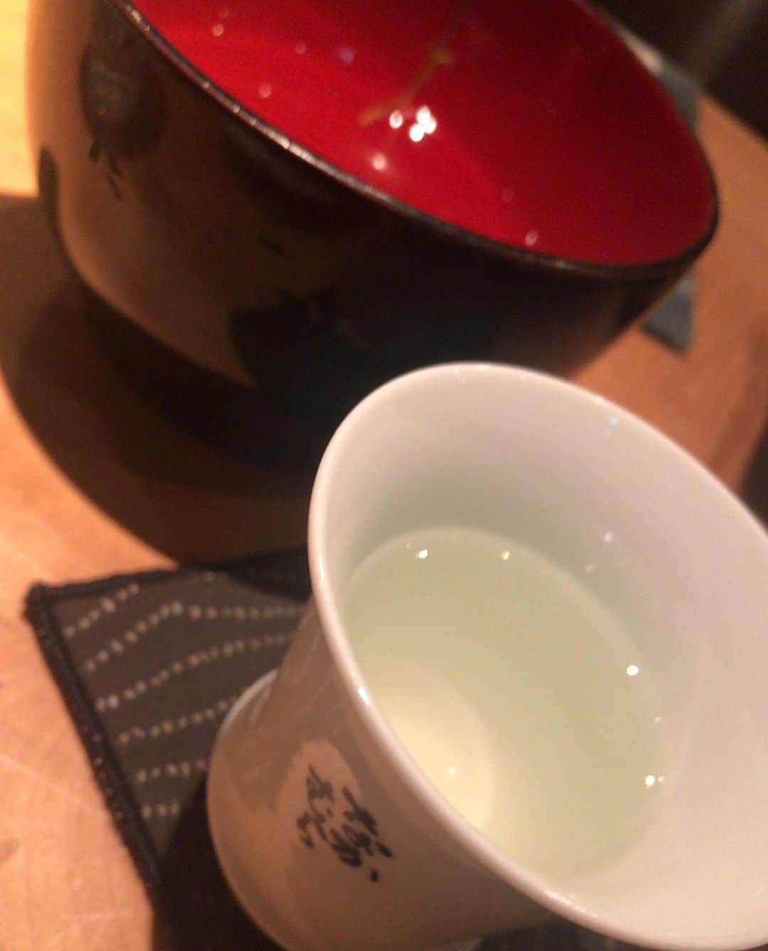 阿部洋子さんのインスタグラム写真 - (阿部洋子Instagram)「🍴👯‍♀️😋 きのうの1軒目。 お刺身が食べたくて。 久々に行ってみた。 そして、穴子の白焼きもすき。  #sake #福祝 #お刺身 #穴子の白焼き」3月15日 18時42分 - hirocoring