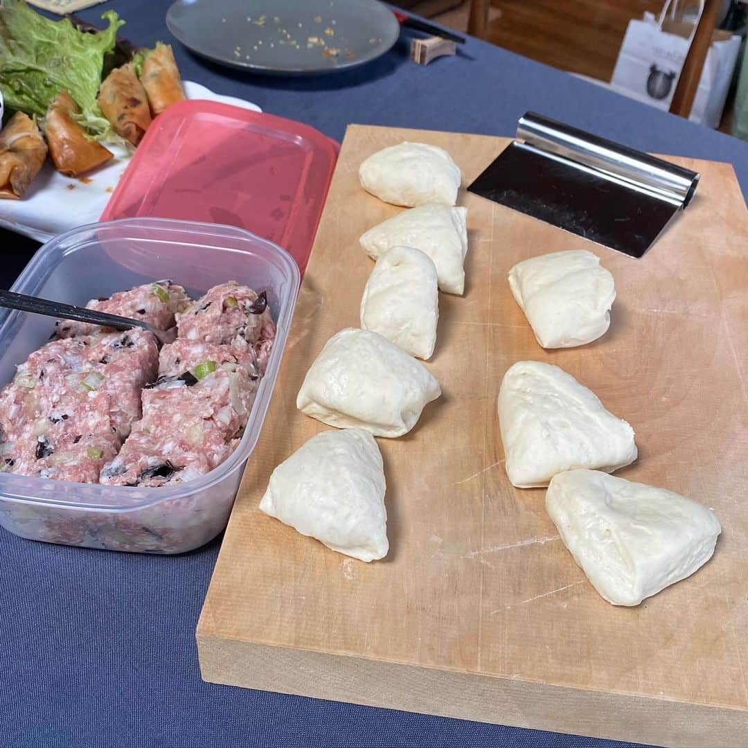 土岐麻子さんのインスタグラム写真 - (土岐麻子Instagram)「中学一年の時、調理実習で肉まんとあんまんを作る日があった。しかし時間が足りないまま終業のベルが鳴り、私たちはほぼ生の状態で火を止めなければならず、そのあとの昼休みに熱いあんこだけをくり抜いて食べた。それから30年、同級生が企画してくれたリベンジランチ。 彼女はイタリアンのお店をかまえる料理のプロで、美味しい生地も美味しい餡も全部つくって用意してくれて、私は一緒に包んだだけだけど…つまり何も実習してないけど…ちゃっかりリベンジした気になった。 美味しかったー！ 彼女のパートナー氏が温度計ではかりながら淹れてくれたコーヒーも美味しかった。 良い週末でした。」3月15日 18時42分 - tokiasako