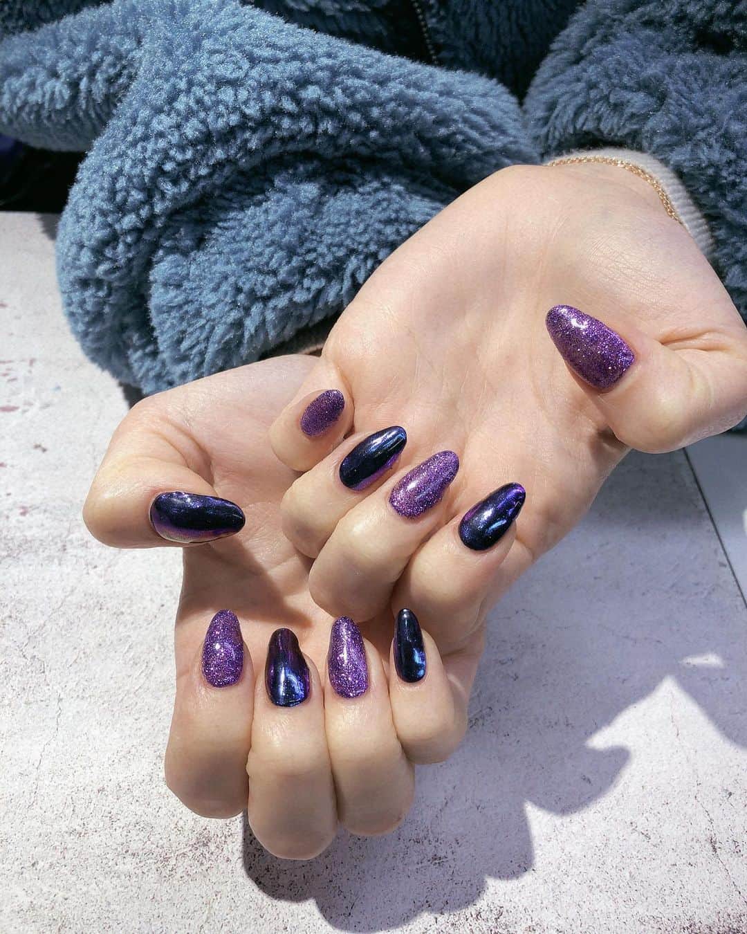 高橋沙弥華のインスタグラム：「ミラーネイル💅とラメの紫縛り👩🏼💓 いつも行っとるところ予約いっぱいすぎて💬  久々に浮気してしまった😭🤦‍♀️🤦‍♀️🤦‍♀️w  ミラーネイル、写真だと青っぽく見えるけど🟪パープル🟪✨✨ #パープル #紫ネイル #ミラーネイル #ラメネイル #ジェルネイル #自爪 #ジェル #コロナ対策 #コロナ #休日 #美容day #美容 #浮気 #ごめんなさい #色は派手だけど #シンプルネイル」