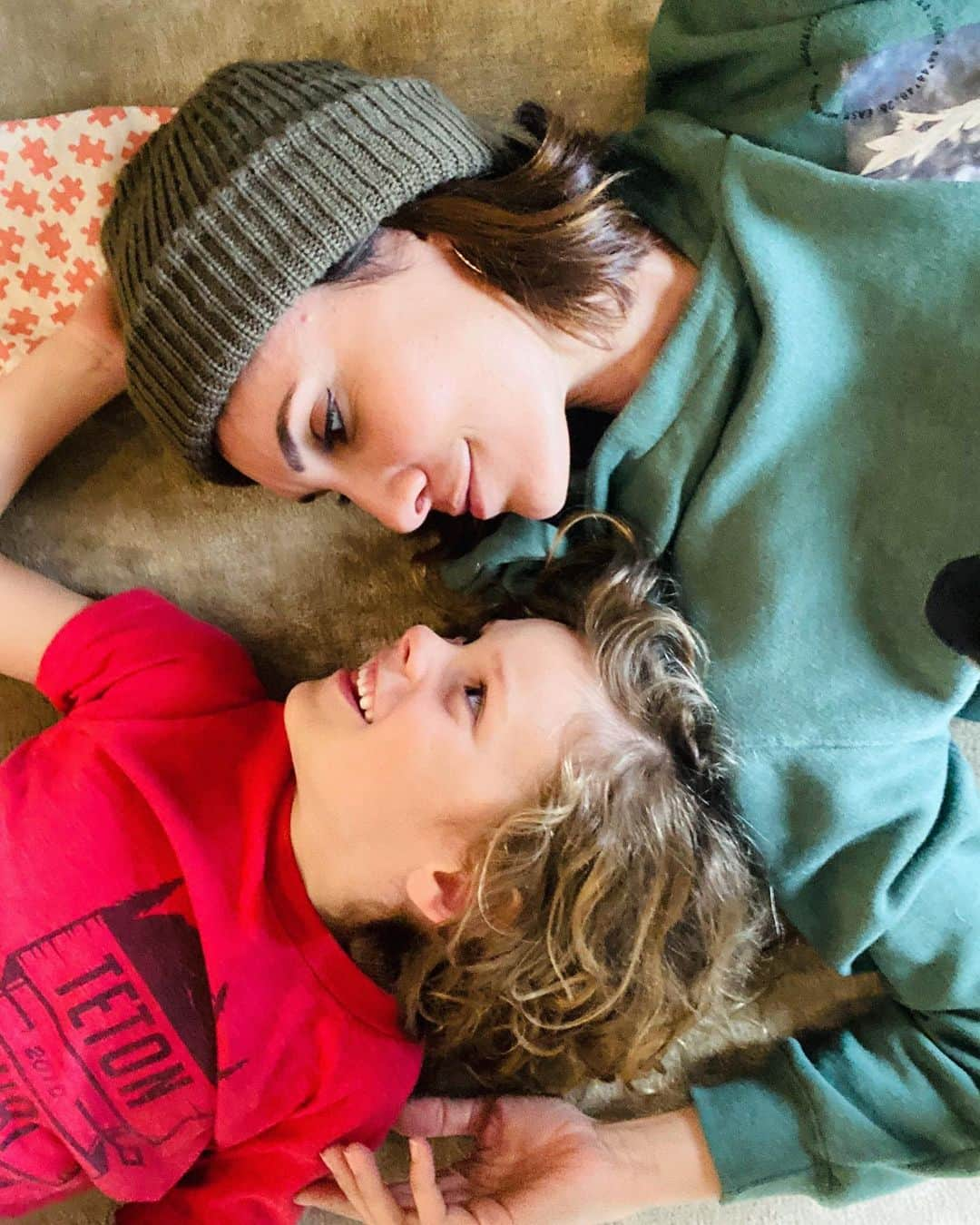 ダニエラ・ルーアさんのインスタグラム写真 - (ダニエラ・ルーアInstagram)「Rainy Saturday means chillin’ on the floor in front of the fireplace with my cubs 🔥🔥🔥🔥🔥🔥🔥🔥🔥🔥🔥🔥🔥🔥🔥🔥 Um Sábado de chuva significa deitar no chão diante a lareira com os filhotes . #familytime #rainyday #weekend #saturday #cub #myboy #snuggle #cozy」3月15日 17時10分 - danielaruah