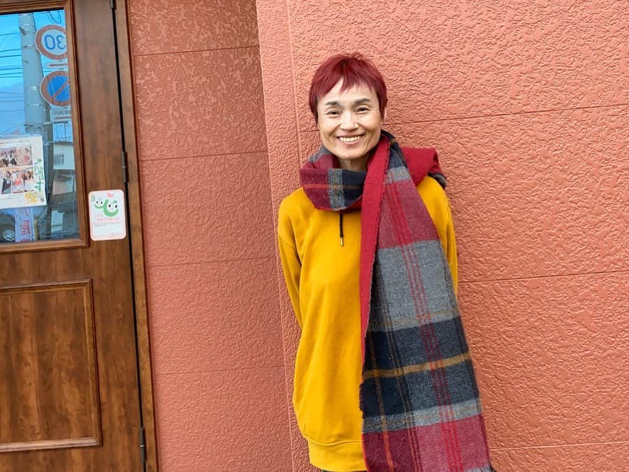 のインスタグラム：「三脚で微妙に斜めですが💦 きょうやってもらった髪色がバッチリ写って喜び。  #ベリショ #赤髪  #盛岡市上田 #LOAM #魔女菅原」