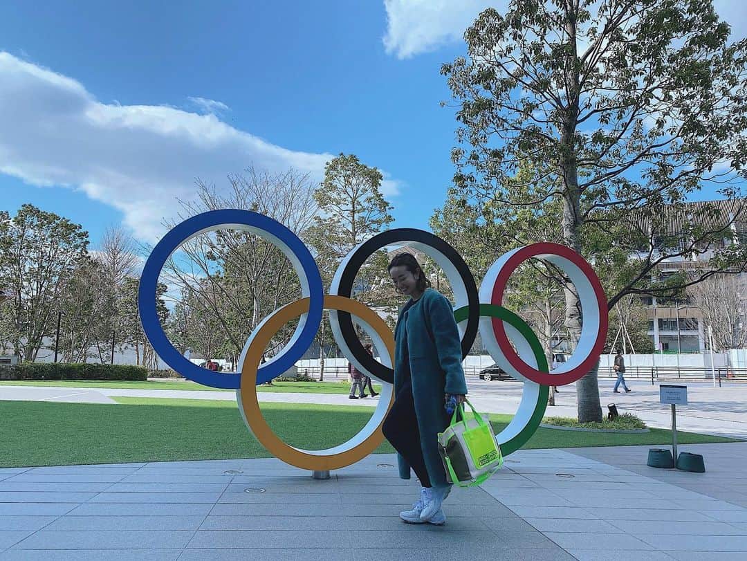 翁安芸さんのインスタグラム写真 - (翁安芸Instagram)「お天気のいい午後にお散歩していたらオリンピックサインに遭遇💙💛🖤💚❤️ #olympics2020 #tokyo #sunday」3月15日 17時14分 - akinyc