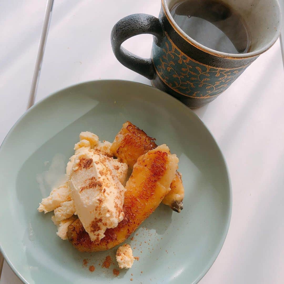 朝日奈丸佳さんのインスタグラム写真 - (朝日奈丸佳Instagram)「焼きバナナとアイスクリーム。 余った野菜のチャンプルー。 最近凝ったものは作れていない。  #まるごはんよ」3月15日 17時26分 - madoka_maru_hina
