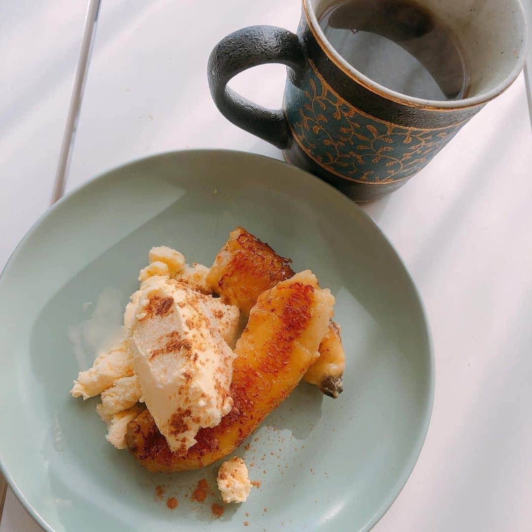 のインスタグラム：「焼きバナナとアイスクリーム。 余った野菜のチャンプルー。 最近凝ったものは作れていない。  #まるごはんよ」