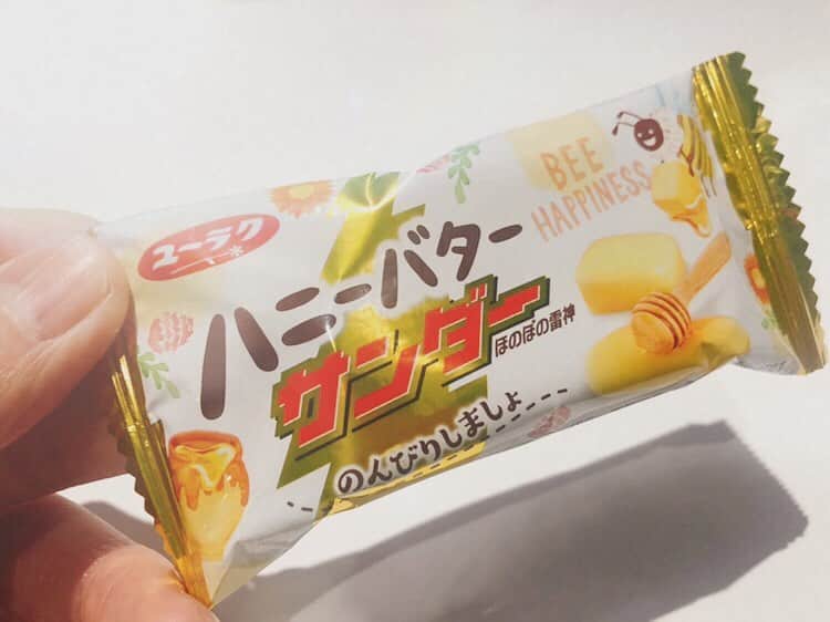 あつひろのインスタグラム：「なんじゃこりゃーーー！！！ 美味しかったです♪ 小腹空いた時にナイスなタイミングで頂きましたd('∀'*) #ブラックサンダー #ハニーバターサンダー #ユーラク #おやつ #差し入れ」