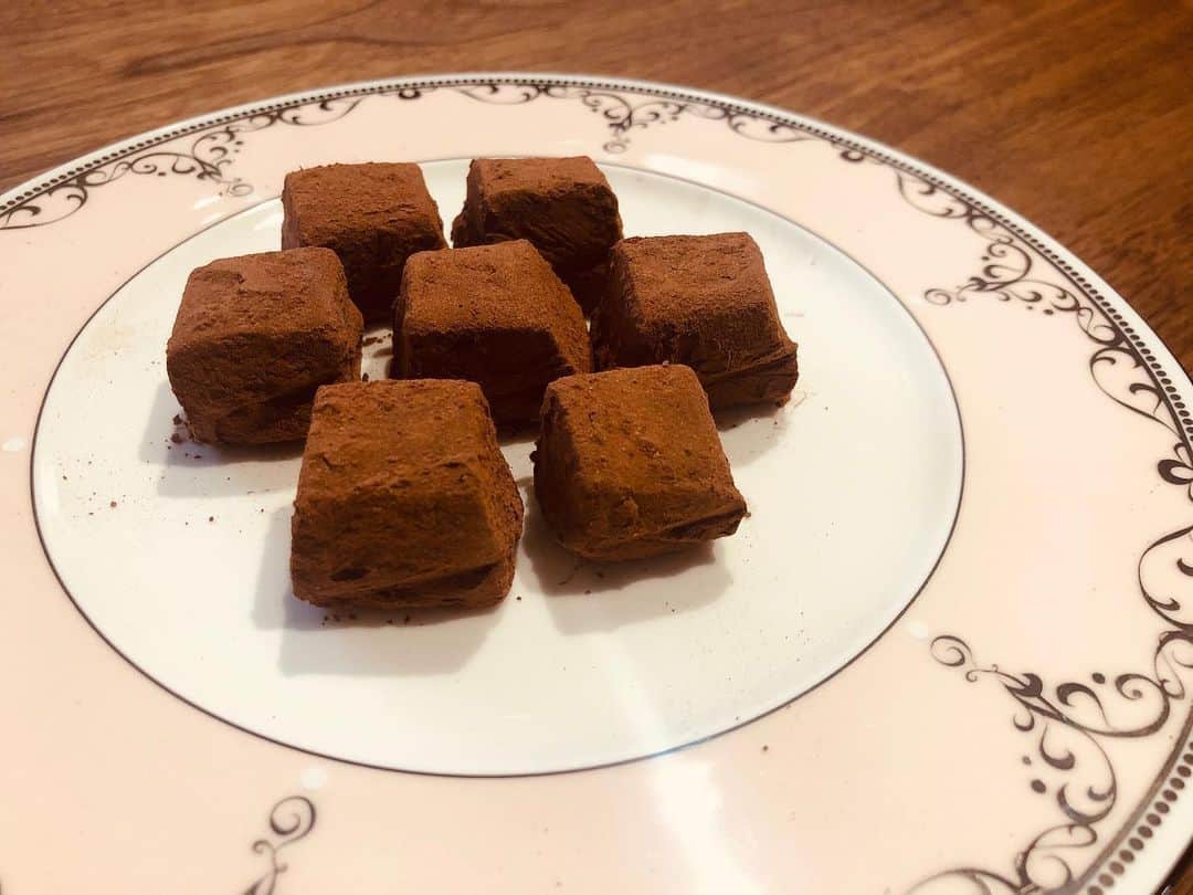 西木恵美里のインスタグラム：「White day ☕️ 旦那さんの手作り生チョコ🍫  普段、コーヒー以外ではほぼキッチンに立たない彼が一生懸命作ってくれました🥰 スーパーの製菓コーナーに一人でいるのを思い浮かべると微笑ましい（笑）  今からコーヒー☕️と一緒にいただきまーす🙏🏻✨ . . #whiteday #thankyou #chocolate #coffee」