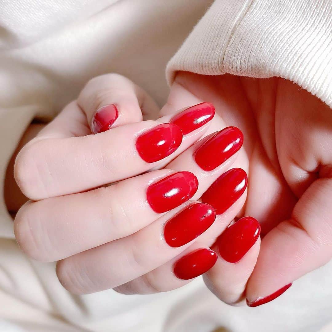なかやまちえこのインスタグラム：「#rednails 💄 #nail #nails #nailart #ネイル #美甲 #ネイルアート  #japanesenailart #manucure #japanesenails #manicurist #gelnails #أظافر #네일아트 #미용 #vẽmóng #ngườiđẹp  #เพ้นท์เล็บ #искусствоногтя #artedeuñas #เพ้นท์เล็บเจล #ジェルネイルデザイン #ネイルデザイン #senikuku #nagelkunst #ワンカラーネイル #赤ネイル #ジェルネイル #きゃりー ちゃん @kyarypappa」