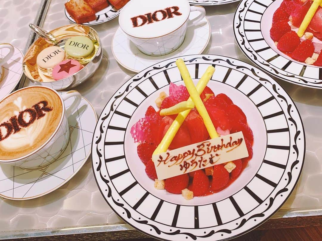 ゆうたむさんのインスタグラム写真 - (ゆうたむInstagram)「銀座のDiorカフェ♡☕️🍰 可愛すぎる♡ . . . 誕生日お祝いしてくれた🥺🥂 . . 話がつきない🥺 . . YouTubeにハマってていつもグループラインで話してるのに、会っても会話がとまらない🥺www . . . ありがとう♡♡ . . . #ディオールカフェ  #diorcafe  #ginzasix  #誕生日プレゼント  #ありがとう #だいすきなともだち👭」3月15日 17時48分 - yuutamu_non