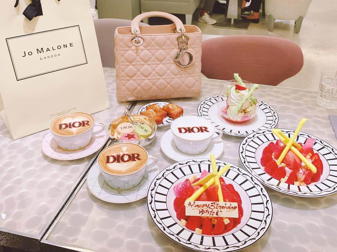 ゆうたむさんのインスタグラム写真 - (ゆうたむInstagram)「銀座のDiorカフェ♡☕️🍰 可愛すぎる♡ . . . 誕生日お祝いしてくれた🥺🥂 . . 話がつきない🥺 . . YouTubeにハマってていつもグループラインで話してるのに、会っても会話がとまらない🥺www . . . ありがとう♡♡ . . . #ディオールカフェ  #diorcafe  #ginzasix  #誕生日プレゼント  #ありがとう #だいすきなともだち👭」3月15日 17時48分 - yuutamu_non