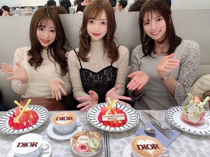 ゆうたむさんのインスタグラム写真 - (ゆうたむInstagram)「銀座のDiorカフェ♡☕️🍰 可愛すぎる♡ . . . 誕生日お祝いしてくれた🥺🥂 . . 話がつきない🥺 . . YouTubeにハマってていつもグループラインで話してるのに、会っても会話がとまらない🥺www . . . ありがとう♡♡ . . . #ディオールカフェ  #diorcafe  #ginzasix  #誕生日プレゼント  #ありがとう #だいすきなともだち👭」3月15日 17時48分 - yuutamu_non