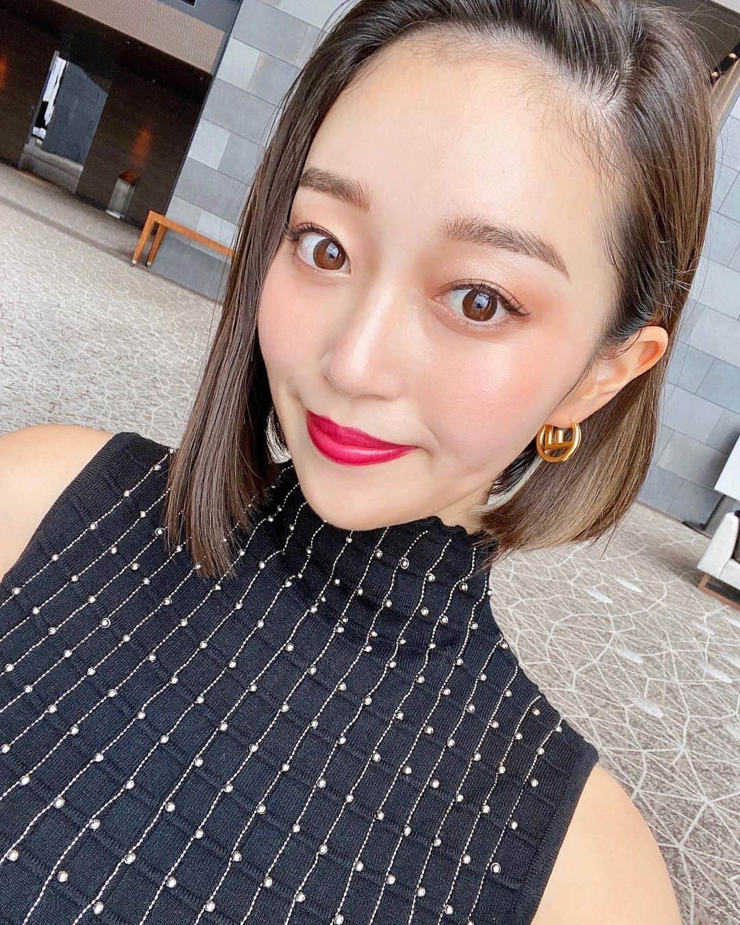 のインスタグラム：「お着替えして 今から楽しみな夜ご飯💋 エルメスのリップ塗ってみたら ピンクで新鮮だった♡♡♡ この間行った美容スポットをご紹介！！ @eyeflash_nishinomiya で まつげエクステつけてもらってフサフサ👀 月1回のメンテナンスでメイクがすんごい楽になる🥰 それから久しぶりに @harisalon_reset で 整体してもらってから 肩腰とお顔に鍼打ってもらってスッキリした！！ やっぱ定期的に通わないとね🌹 ・ ・ #まつげエクステ #整体#美容鍼#神戸 #まつえく#メイク」
