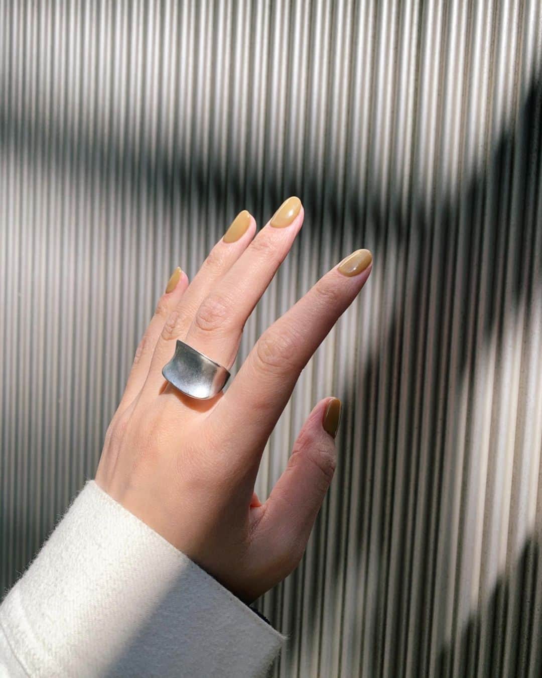 Shiho Sasakiのインスタグラム：「新しいnail💅 khakiとyellowをミックスしたくすみカラー🥝 ワンカラーは短い爪のほうが可愛いと思ってるから、いつもギリギリまで切ってもらってます😌 #nail」