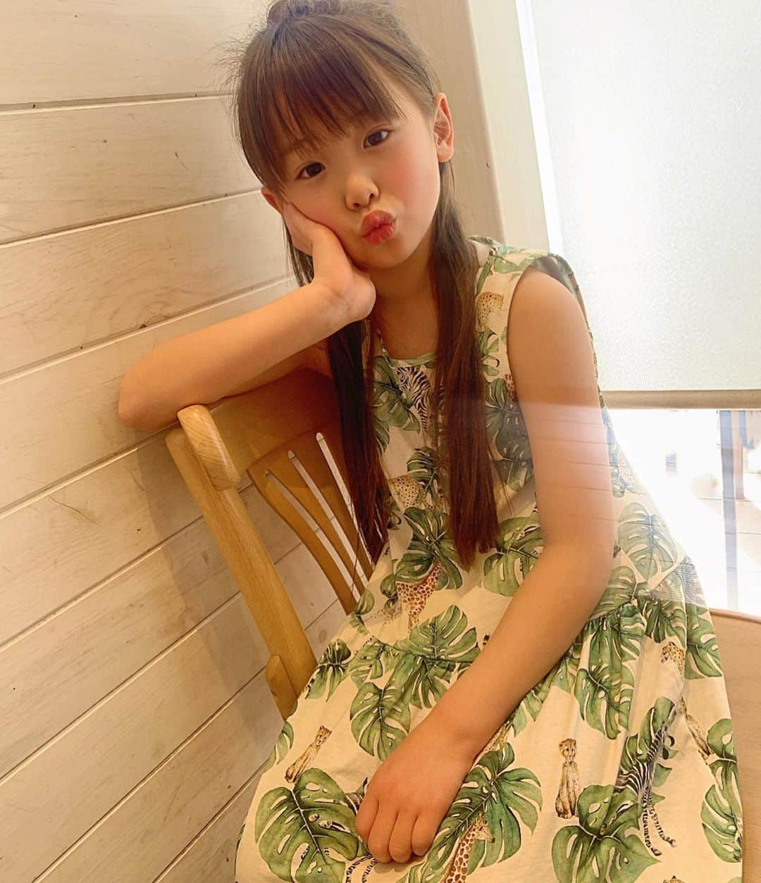 ひなさんのインスタグラム写真 - (ひなInstagram)「少しずつ暖かくなってきて 春物のお洋服が気になる季節😊🌸 . この可愛いトップスは 水彩画家、カロリーナキジャックと @hm_kidsのコラボ！  淡い色合いが春にぴったり♡ ワンピースなのでさらっと着れるし 動物柄がまた可愛い🐨🦁🐻♡ . #HMkids  #HMxKarolinaKijak  #HMxme  #HMカロリーナキジャック」3月15日 18時03分 - h.t_mom