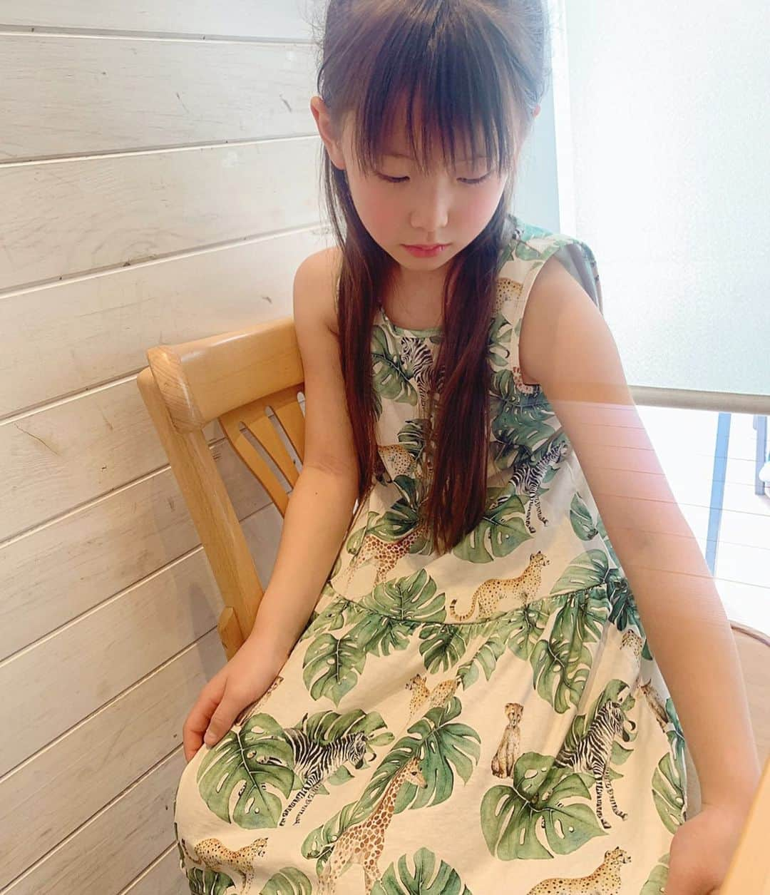 ひなさんのインスタグラム写真 - (ひなInstagram)「少しずつ暖かくなってきて 春物のお洋服が気になる季節😊🌸 . この可愛いトップスは 水彩画家、カロリーナキジャックと @hm_kidsのコラボ！  淡い色合いが春にぴったり♡ ワンピースなのでさらっと着れるし 動物柄がまた可愛い🐨🦁🐻♡ . #HMkids  #HMxKarolinaKijak  #HMxme  #HMカロリーナキジャック」3月15日 18時03分 - h.t_mom