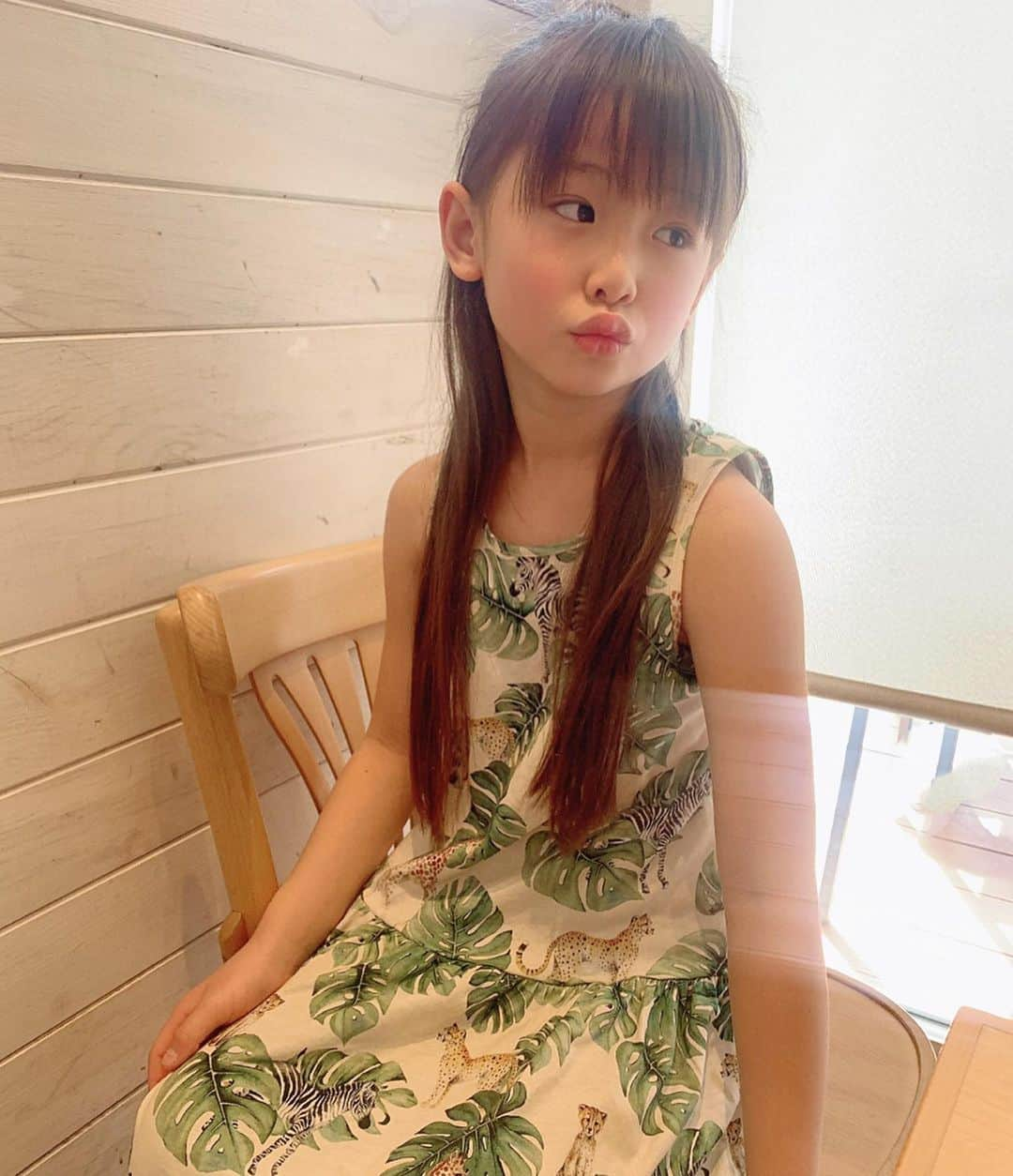 ひなさんのインスタグラム写真 - (ひなInstagram)「少しずつ暖かくなってきて 春物のお洋服が気になる季節😊🌸 . この可愛いトップスは 水彩画家、カロリーナキジャックと @hm_kidsのコラボ！  淡い色合いが春にぴったり♡ ワンピースなのでさらっと着れるし 動物柄がまた可愛い🐨🦁🐻♡ . #HMkids  #HMxKarolinaKijak  #HMxme  #HMカロリーナキジャック」3月15日 18時03分 - h.t_mom