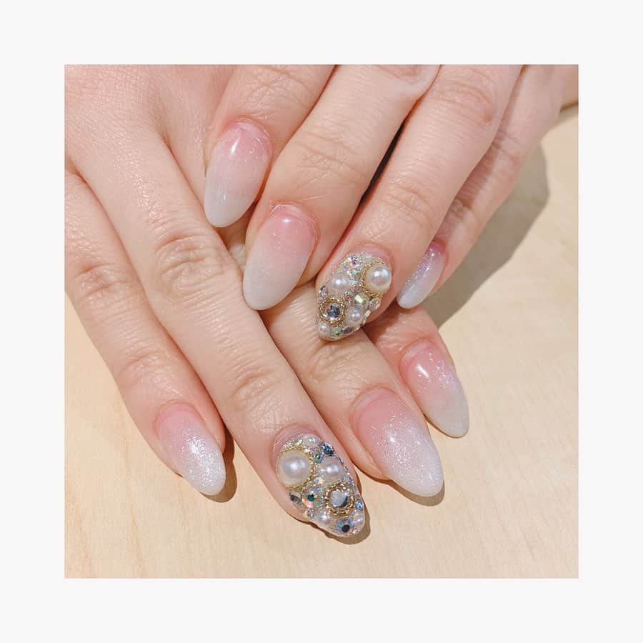 森田彩花のインスタグラム：「new nail💅💎✨ ． 今回はシンプルやけど2本だけキラキラ🌟 後は、白のグラデーション🤍🤍 2枚目は #arupaka と共に💚🖤 3枚目は先月のnail💅🏼伸びてるけど💅笑 ． #nail #newnail #埋めつくしネイル #vカットストーン #派手ネイル #コメよろ #いいねよろ」