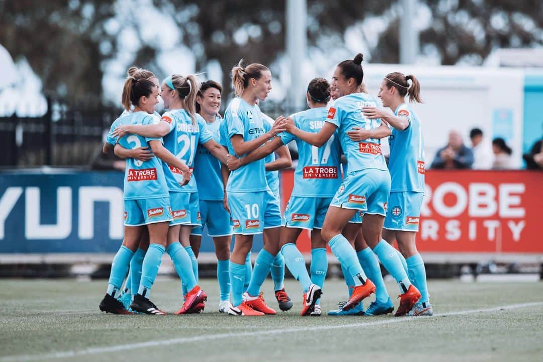 エミリー・バン エグモンドのインスタグラム：「Let’s go ! 💙⚽️」