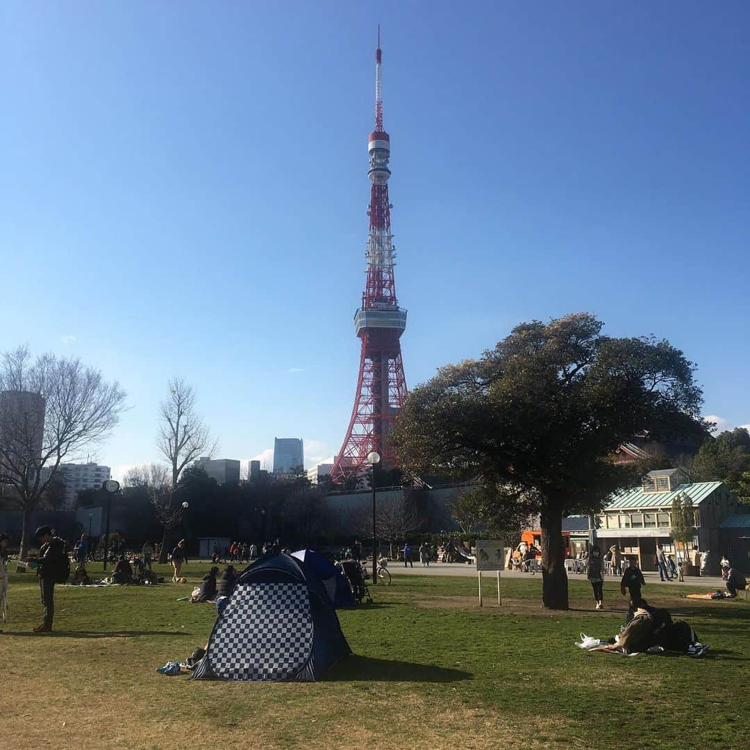 水谷千重子さんのインスタグラム写真 - (水谷千重子Instagram)「今日は天気良かったわね☀️ ロングウォーキングしたわ👣 東京タワーがみえるとこまできて休憩してたらテントはってピクニックしてる人達いました🌸 外にでて気分転換いいわね！ 2枚目🙊🙊 ちょっと前にはやったアプリで、男性と混ぜたやつ🤣🤣 性欲強そう😂😂 #東京タワー #公園散歩  #公園キャンプ #男女ミックス #性欲強い」3月15日 18時14分 - mizutanichieko