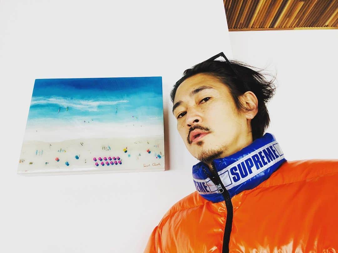 窪塚洋介のインスタグラム：「Let's stay cheerful and powerful especially at this disconcerting time.  No worries if you are prepared.  This situation may still be the beginning. Don't worry too much but don't be nonchalant too much. So that we can overcome this challenge as peacefully as possible. 「Tough times bring opportunity of change the world.」　#yosukekubozuka」