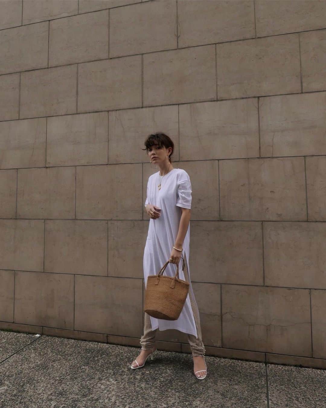 JUNNAのインスタグラム：「夏の先行予約アイテムスタイリング😉 ・ ・ tops/ #サイドスリットロングトップス 3月12日先行予約 leggings/ #フィッシュネットニットレギンス 3月19日 sandal/ #therow  bag/ #サイザルミニバッグ 4月2日発売 ・ 【先行予約スケジュール】 オンラインストア3月12日〜3月18日 新宿店/3月13日〜3月17日 大阪店/3月20日〜3月24日  #only #夏コーデ #夏服 #カジュアル #リネン#リネン服 #156cm#sサイズコーデ #sサイズ#ボブ #ボブアレンジ #ボブヘアー #大人ボブ#ベージュコーデ #ベージュカラー#大人カジュアル #大人コーデ」