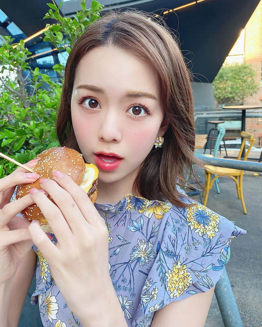 黒田真友香さんのインスタグラム写真 - (黒田真友香Instagram)「オーストラリアでのこの日のメイク、インスタに載せたらすごく好評だったのでYouTube撮ってメイク動画さっきアップしました💓なので使ってるコスメは全てYouTubeを見ていただければ分かります☺️✨ ・ ・ 名付けてナチュ盛りピンクメイク✌️笑 この日はシドニーで夜ご飯にハンバーグ。ライブ配信しながらみんなと食べました🤣🍔 ・ ・ 今月末は予約していたNY旅行をキャンセルしたので、まるっと1週間強、予定が空きました😂  フリーランスで仕事してると予定が無くなると本当にポッカリ穴が空くので、どう過ごそうかと悩み中😢 ・ ・ でも逆に1週間も予定無しなんて贅沢なこと今後ないだろうから、有意義に使いたいな〜と考えてる🥺💓 ・ ・ #ピンクメイク#旅まゆか#旅まゆか_オーストラリア#春メイク#イエベ春」3月15日 18時17分 - kurodamayukaxx