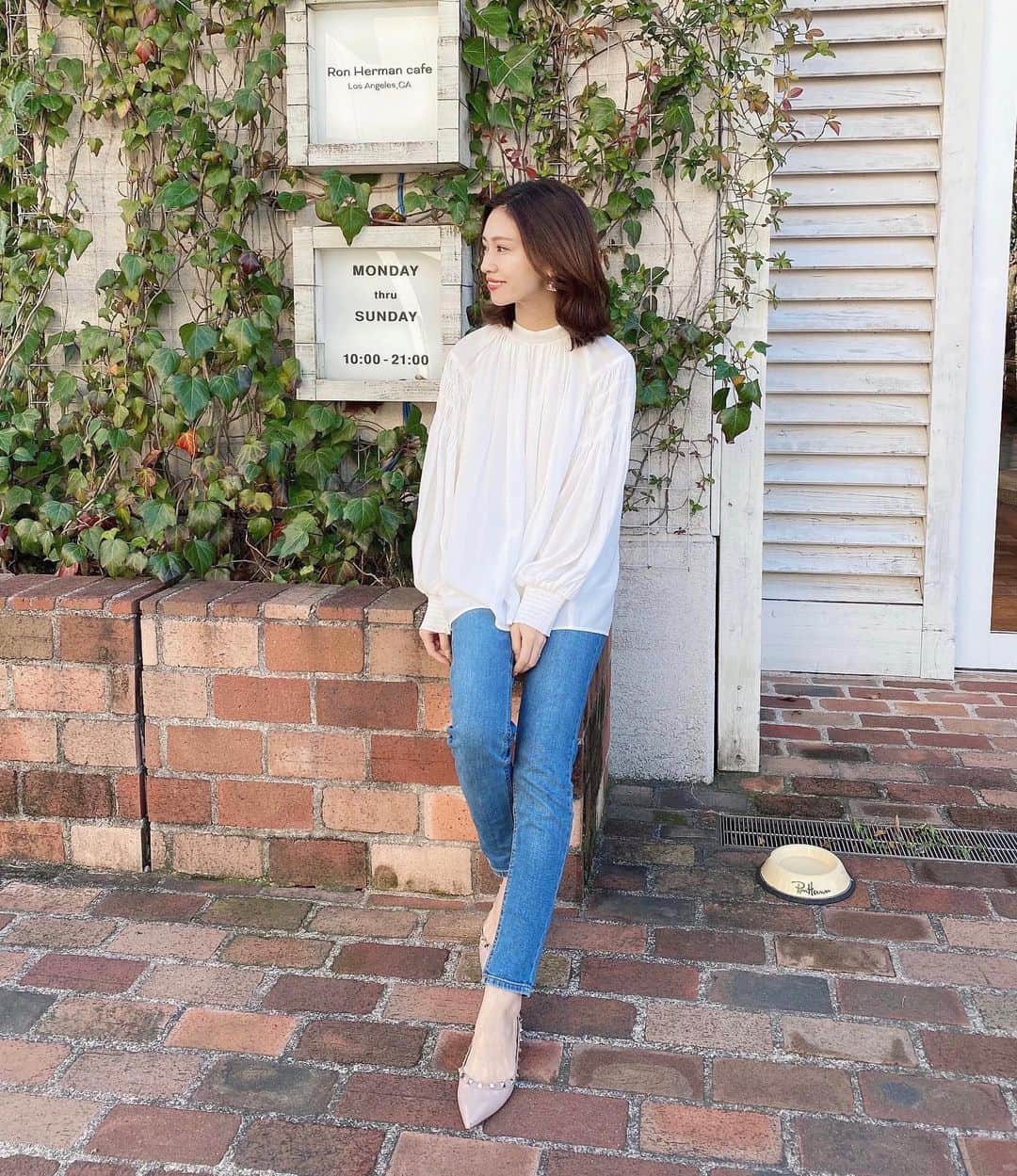 石黒美帆のインスタグラム：「*﻿ 帰省中寒いと思ってたら﻿ 突然暖かくなってびっくり。﻿ 唯一持って行ってた春服🌸﻿ ﻿ ﻿ tops#milaowen﻿ pants#zara﻿ pumps#valentino ﻿ ﻿ ﻿ #fashion#fashionstyle#fashiongram#instafashion#outfit#ootd#dailylook#valentinoshoes#패션#오오티디#ファッション#コーデ#シンプルコーデ#ザラジョ#ミラオーウェン#バレンティノ#春服#春コーデ#湘南#ロンハーマンカフェ」
