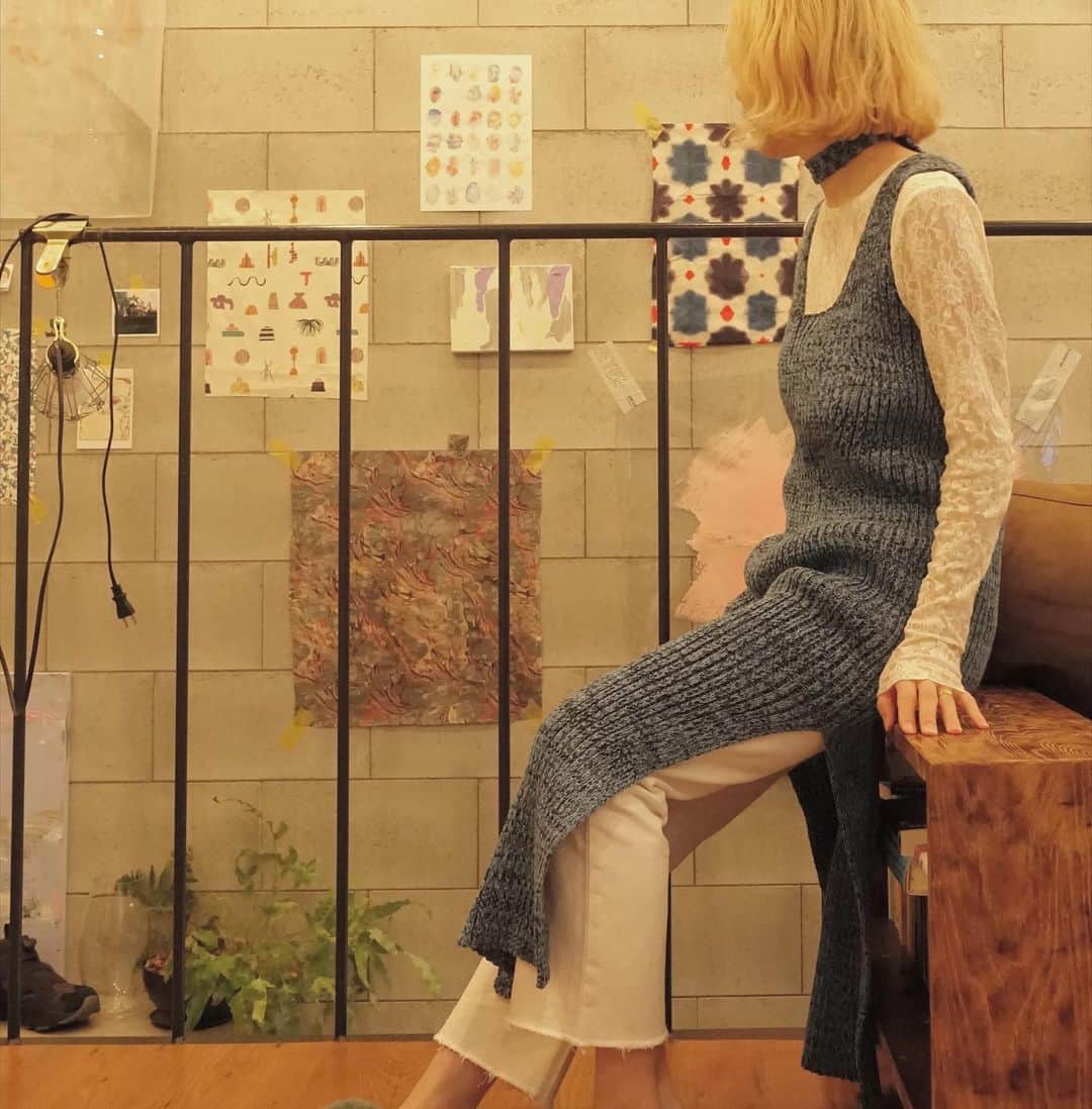 nanako itoのインスタグラム：「髪の毛切ってから首元にポイントがある服気になるなぁ〜👗 . @donnah.mabel_official #donnahmabel」